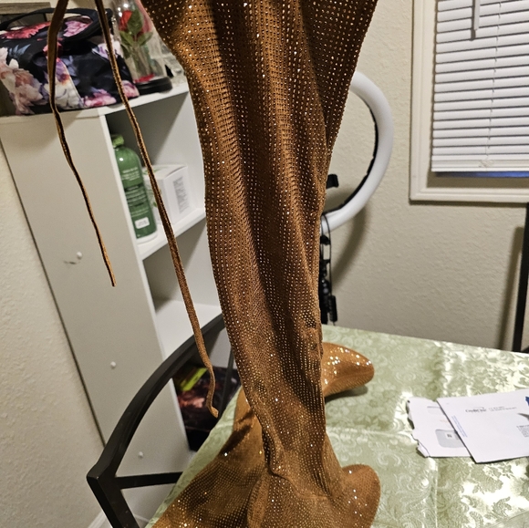 I sell because they weren't too small for me, they're new, never used. - Picture 2 of 6